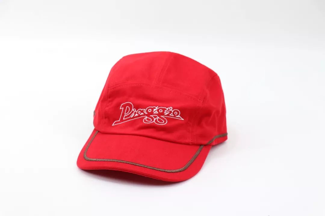 红色棒球帽向哪个品牌